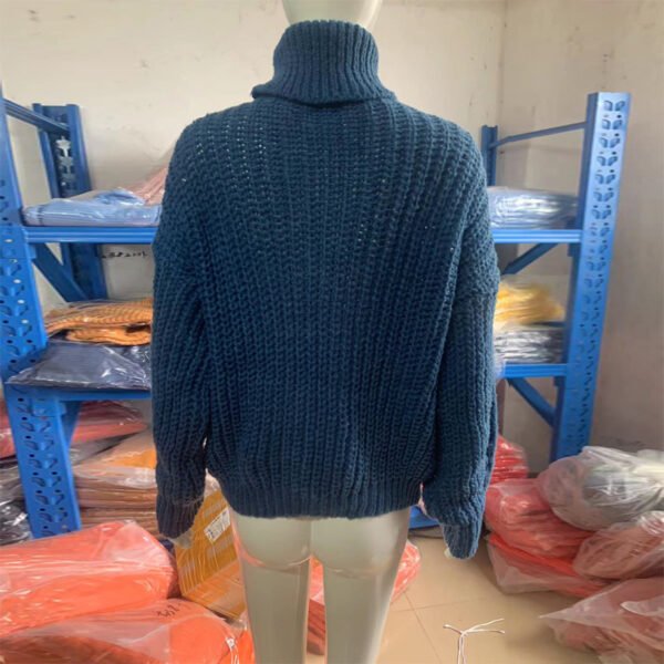 Suéter de cuello alto de punto trenzado para mujer