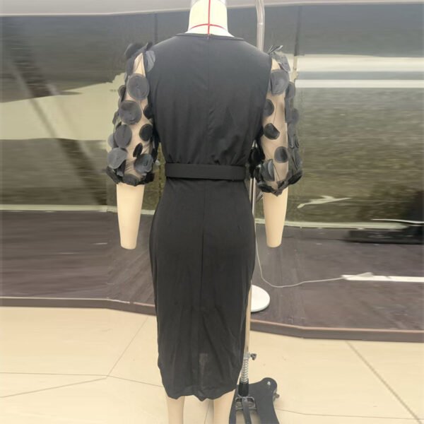 Vestido ajustado con mangas de encaje y lunares para mujer