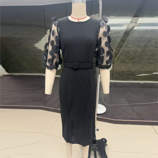 Vestido ajustado con mangas de encaje y lunares para mujer