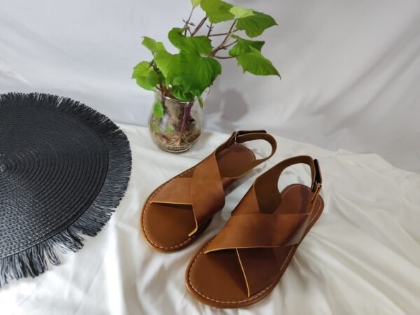 0c35e77c-0203-4b49-9708-b4adb7cb2adf.jpg Sandalias planas para mujer estilo retro con tiras anchas y punta abierta