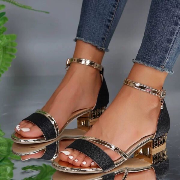 Sandalias de mujer combinables con hebilla de tacón bajo de cuero brillante
