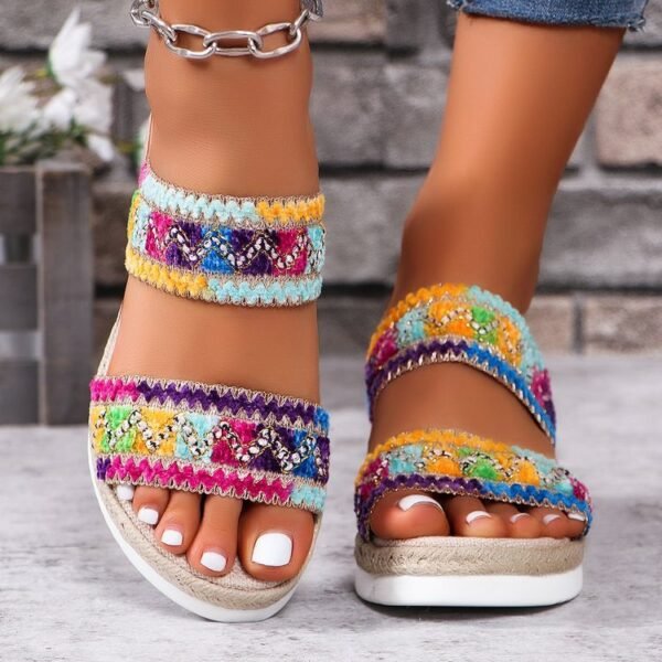 Sandalias tejidas con patrón ondulado de moda
