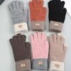 Guantes de invierno con rayas marrones bordadas y cálidos para ciclismo con dibujos animados universale