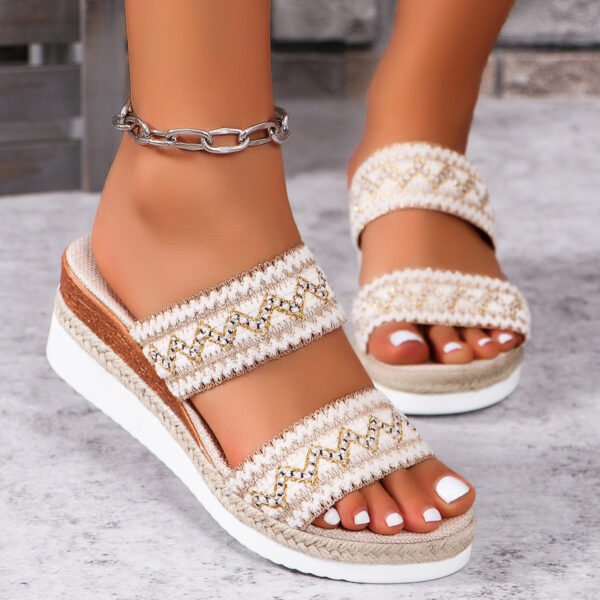 Sandalias tejidas con patrón ondulado de moda