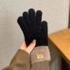 Guantes de invierno con rayas marrones bordadas y cálidos para ciclismo con dibujos animados universale
