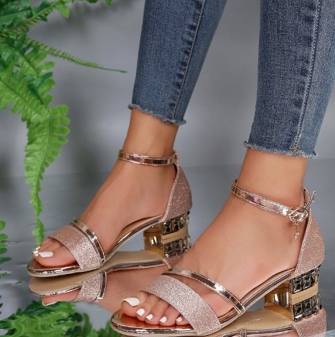 Sandalias de mujer combinables con hebilla de tacón bajo de cuero brillante