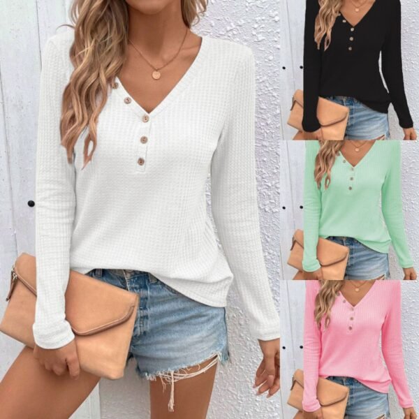 Camiseta de manga larga con botones y cuello en V tipo gofre